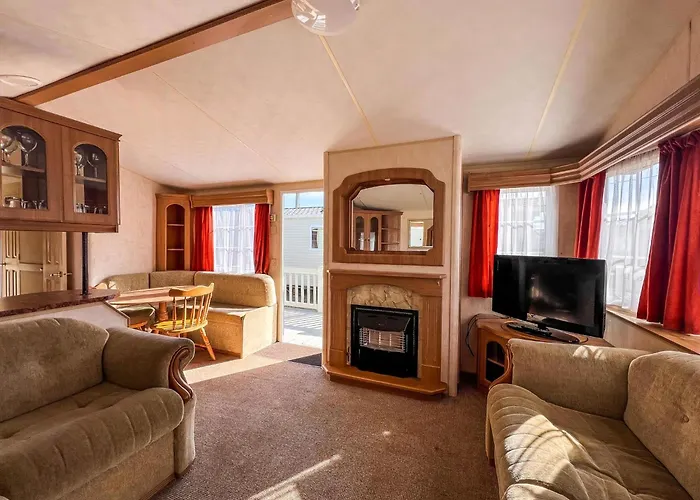 6 Berth Dog Friendly Caravan In Hunstanton, Minutes From The Beach Ref 13013L