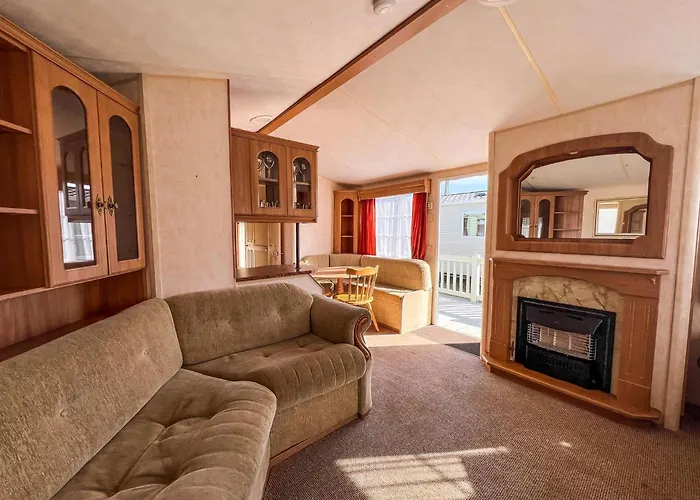 6 Berth Dog Friendly Caravan In Hunstanton, Minutes From The Beach Ref 13013L