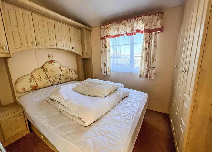 6 Berth Dog Friendly Caravan In Hunstanton, Minutes From The Beach Ref 13013L
