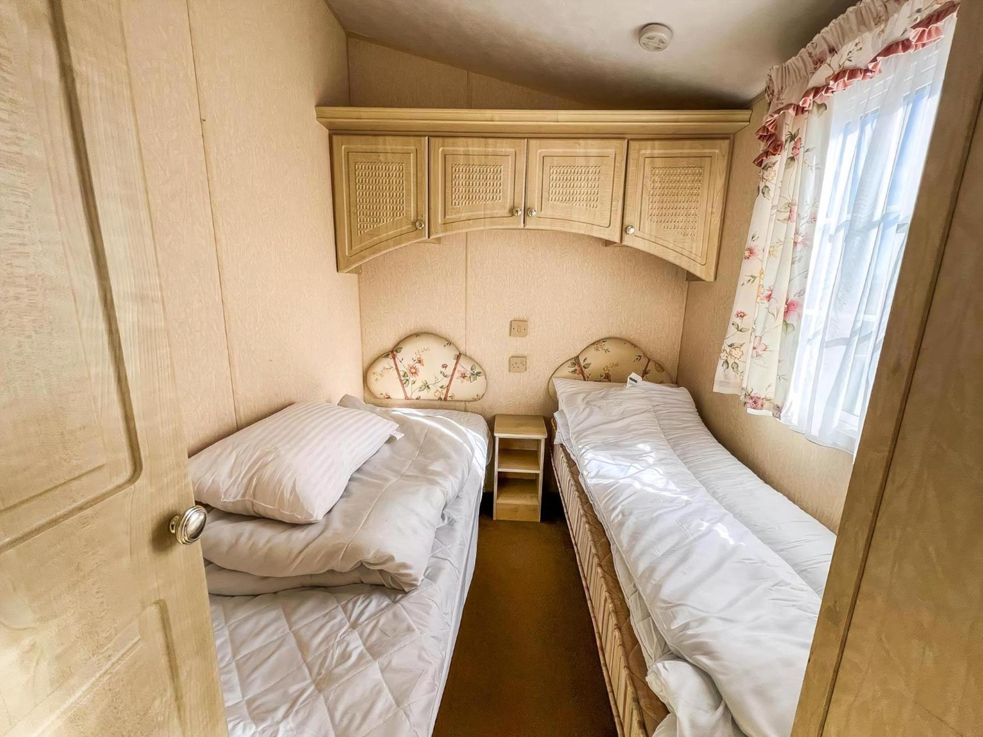 6 Berth Dog Friendly Caravan In Hunstanton, Minutes From The Ref 13013l *