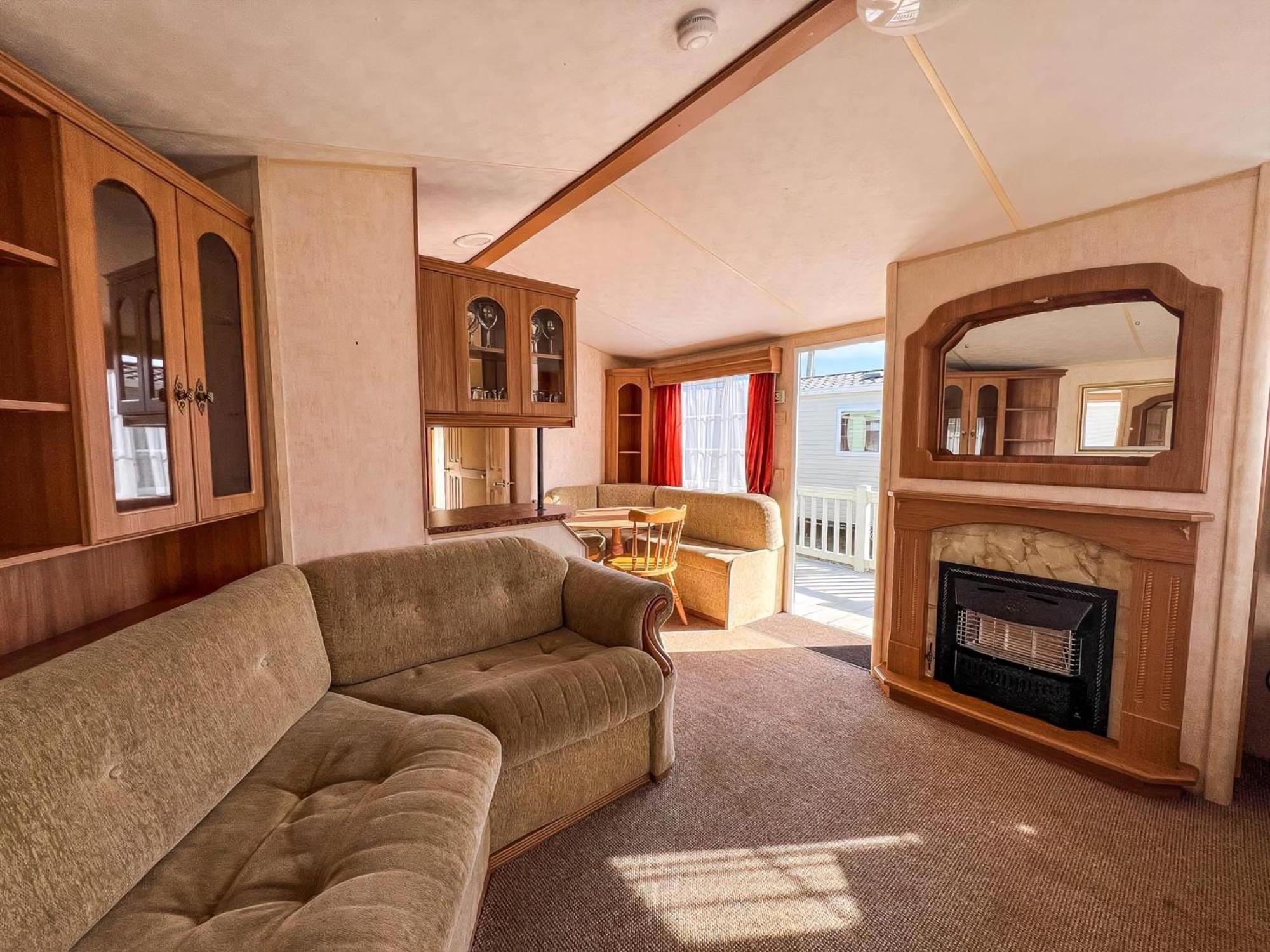 6 Berth Dog Friendly Caravan In Hunstanton, Minutes From The Ref 13013l Campsite *